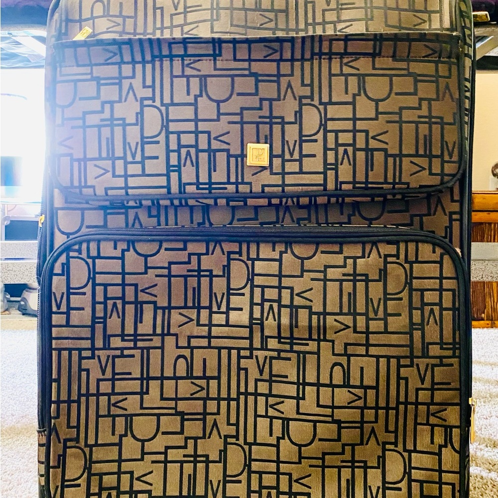 😃 Large Fancy Suitcase 🧳 Perfect 👌🏻 For Holiday Travel!! ☃️